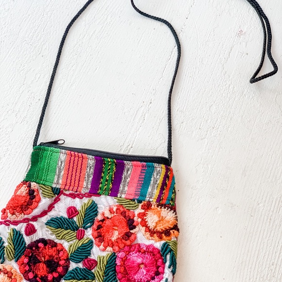 🌺 Small South American Woven Purse with Pom Tassels - Picture 2 of 4